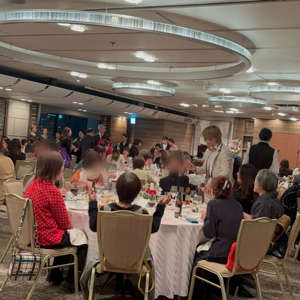 【企業イベント事例】大阪で開催された化粧品会社の周年パーティーにて、ステージ＆テーブルマジックを実施