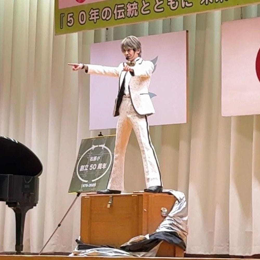 埼玉県鴻巣市の小学校周年行事で実施した参加型イリュージョンマジックショー