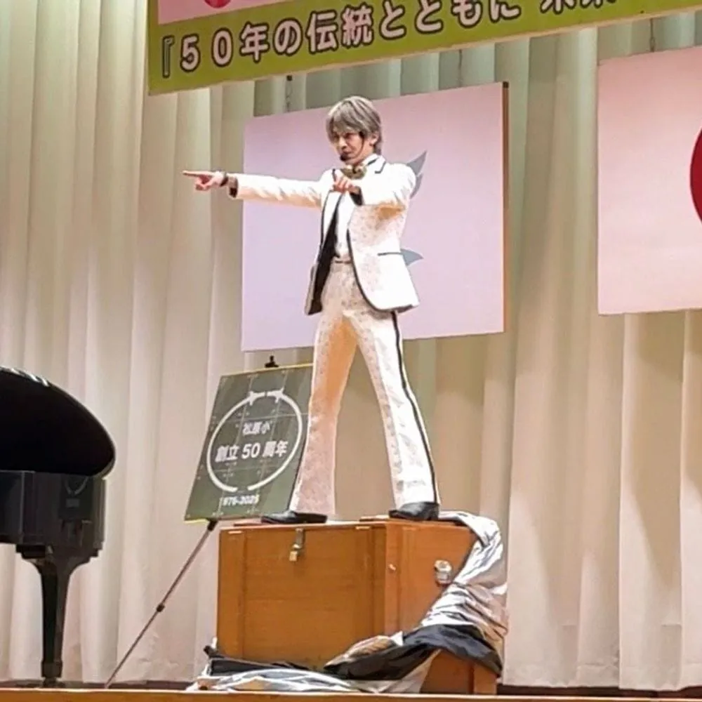【学校周年式典事例】埼玉県鴻巣市の小学校周年行事にて、参加型イリュージョンマジックショーを実施